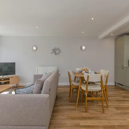 Demelza Apartment *